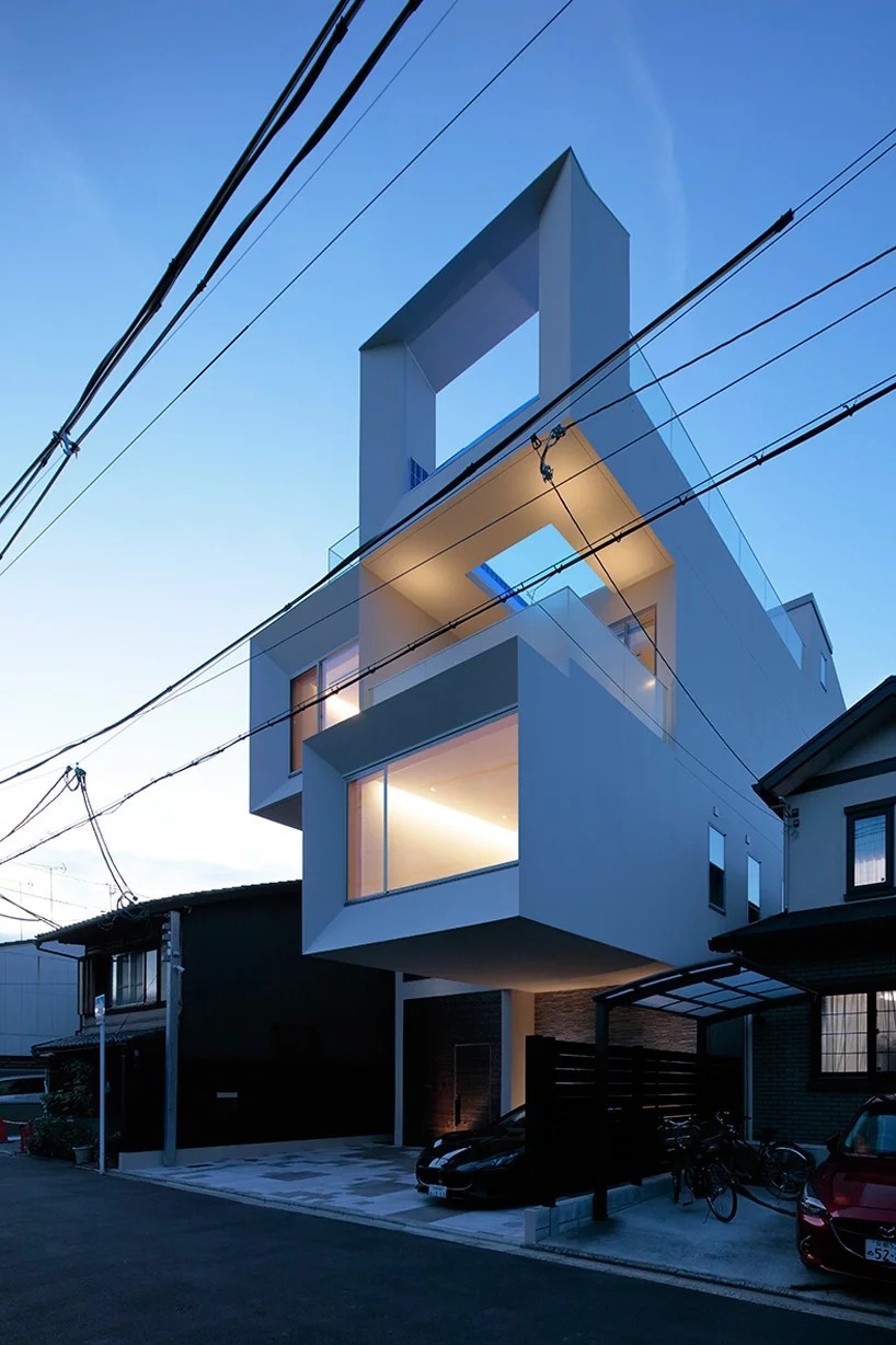 高高耸立，轻轻勾勒出一幅幅框景：京都混凝土立方体住宅_SOSOARCH